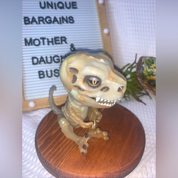 WowWee Fingerlings Doom Raptor Dinosaur T-Rex Bonehead Skeleton Dino 5" WORKS - Picture 1 of 2